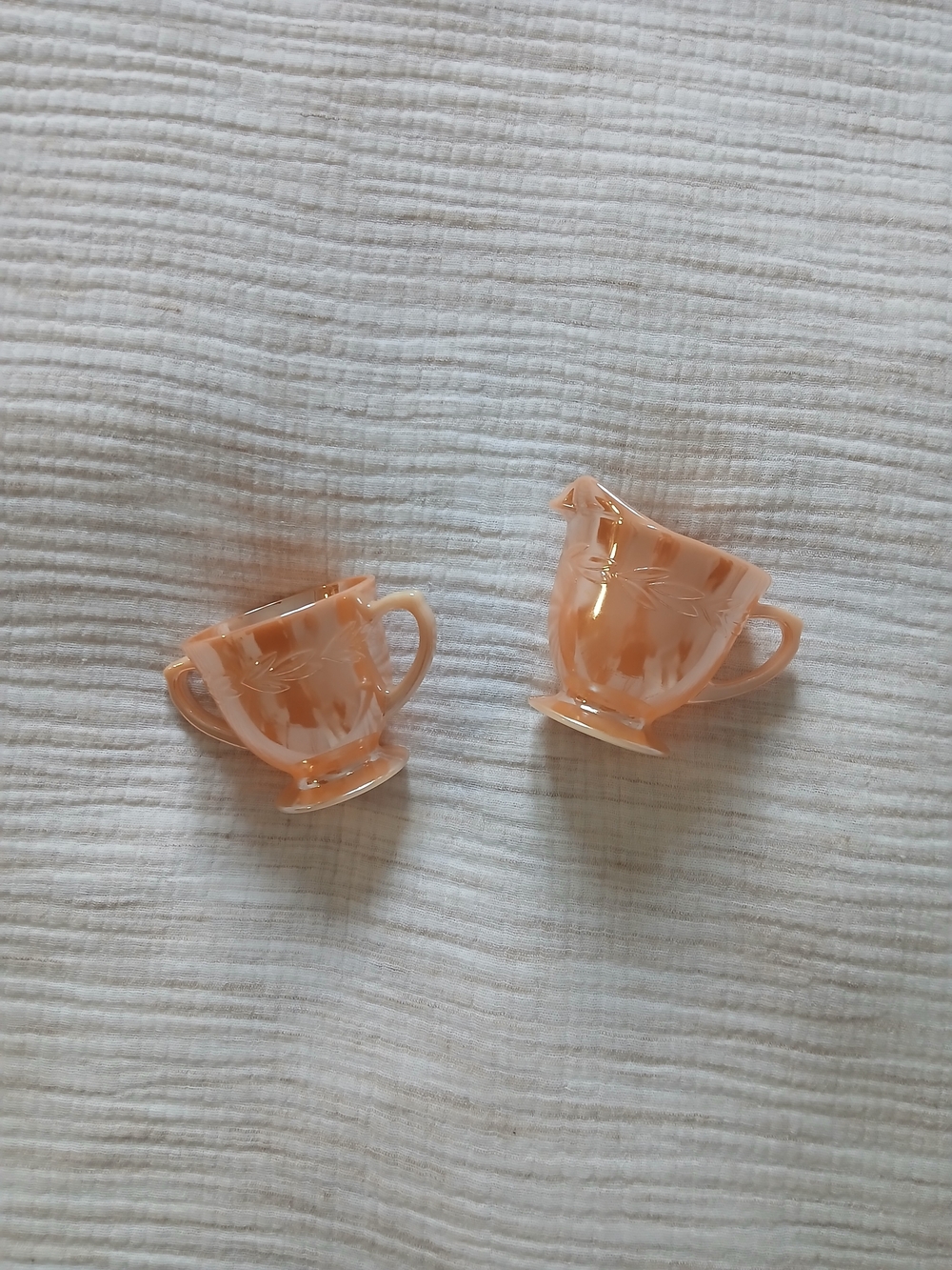(2/30$)Vintage Peach Fireking Milk Glass Creamer and Sugar Set